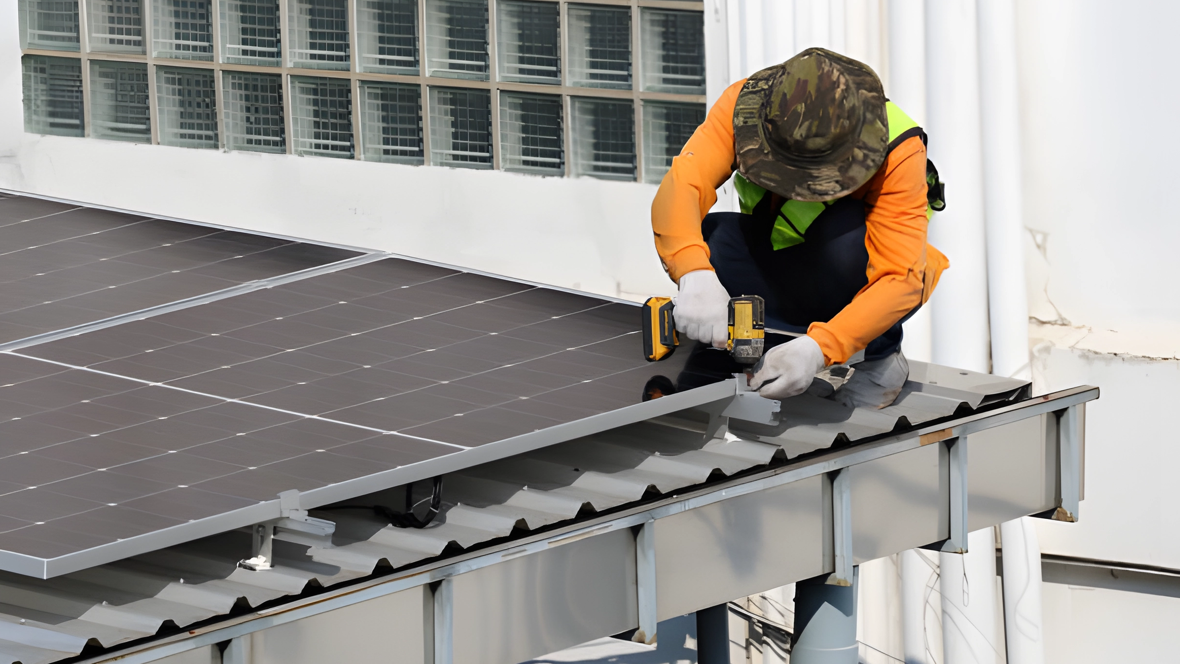 Sistemi solari montati sul tetto contro montato sul terreno: pro, contro e migliori applicazioni