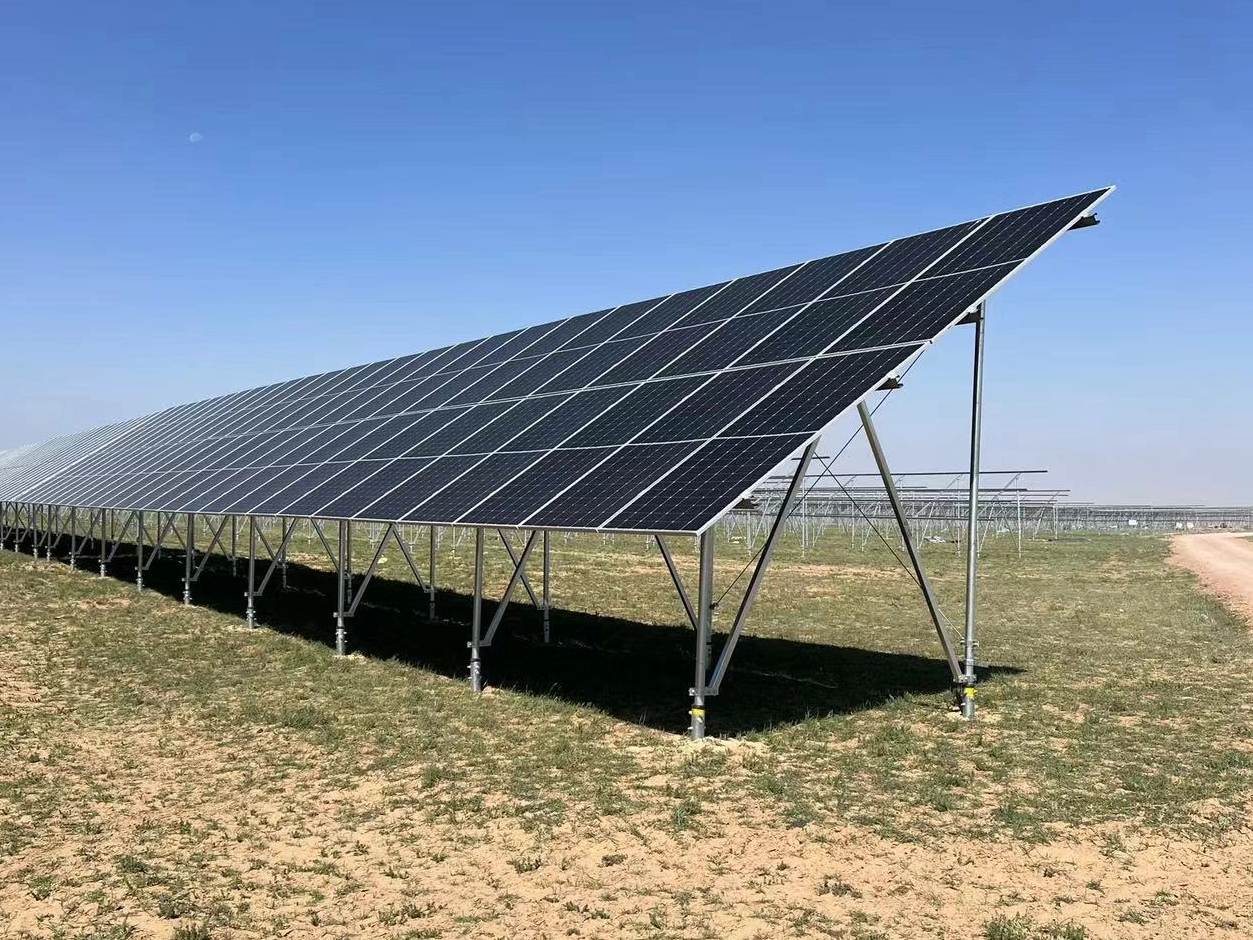 Quali sono le soluzioni per l'installazione di supporti di terra su terreni inclinati?