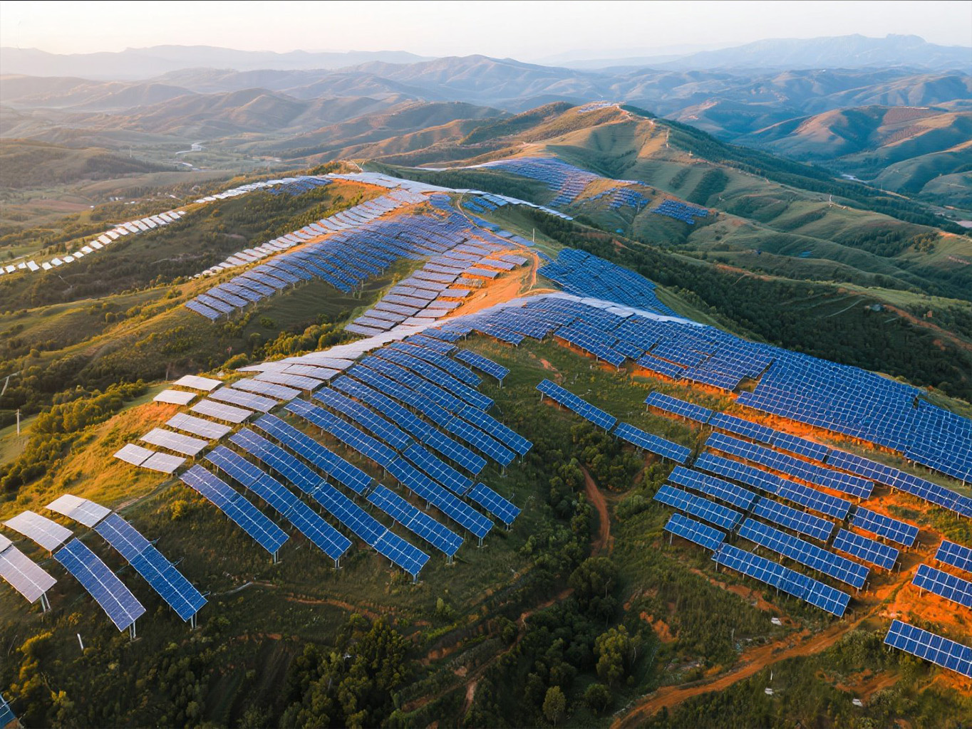 Qual è la differenza tra parentesi fisse e staffe regolabili?