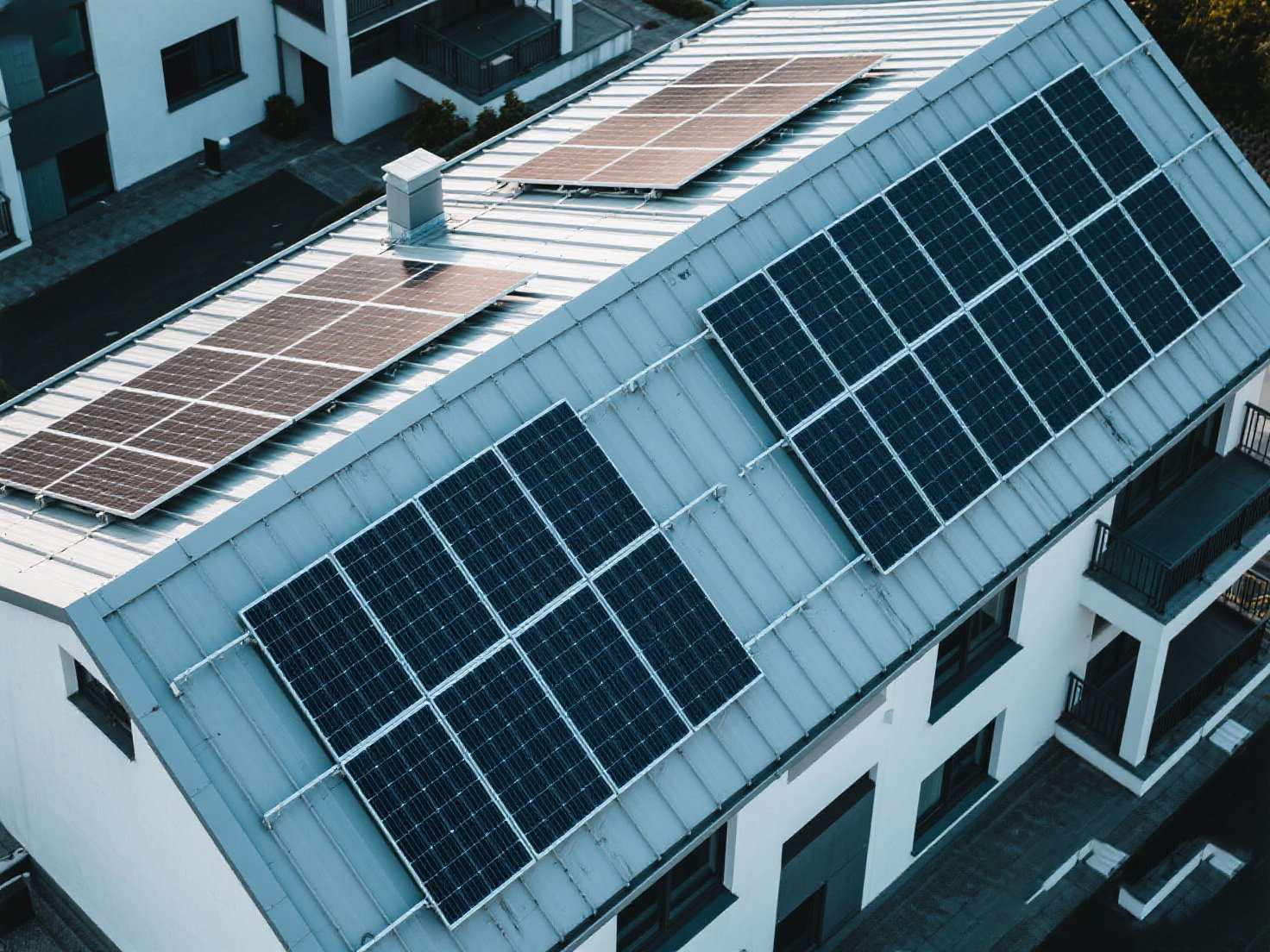 Considerazioni sulla progettazione chiave per i sistemi di montaggio solare su diversi tipi di tetto